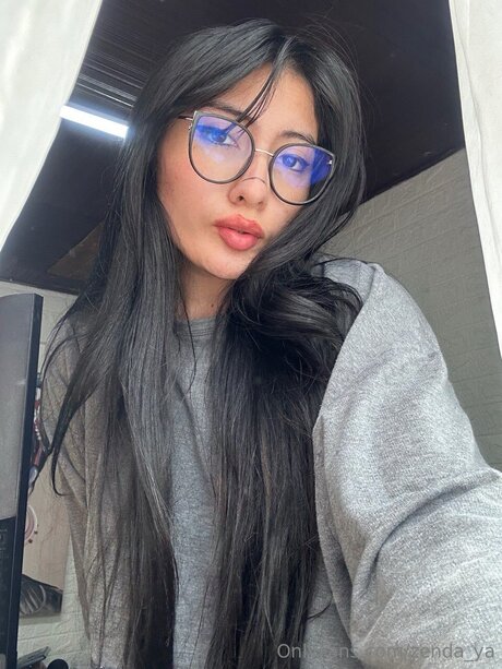 Zenda Ya model adult pic