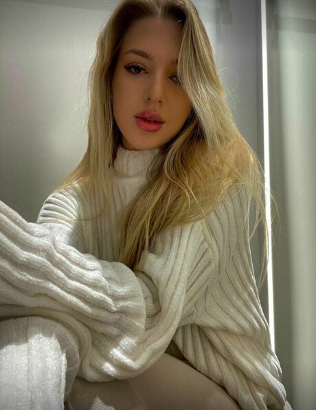 Angelcate nice actress photo