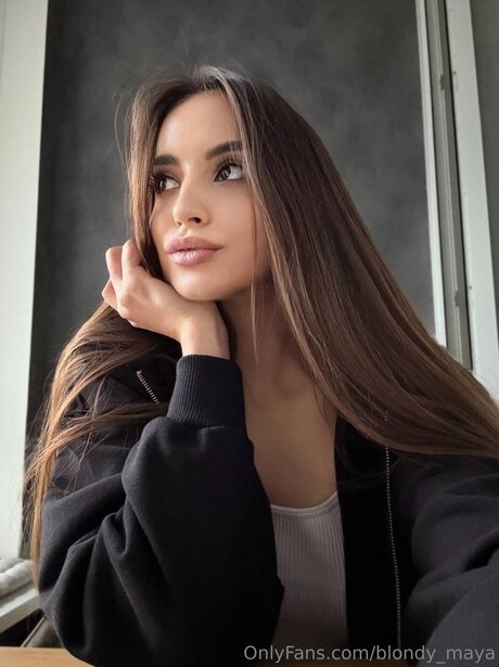 Blondy Maya sexy pornstar img