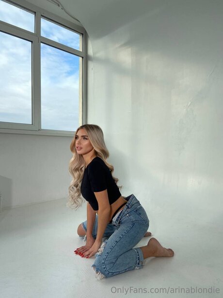 Arinablondie pornographic actress pic