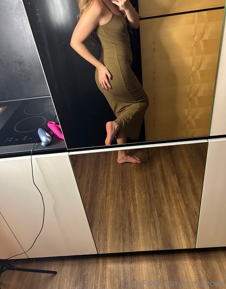 Maisiebee adult model img