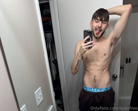 Kylesfree hot model image