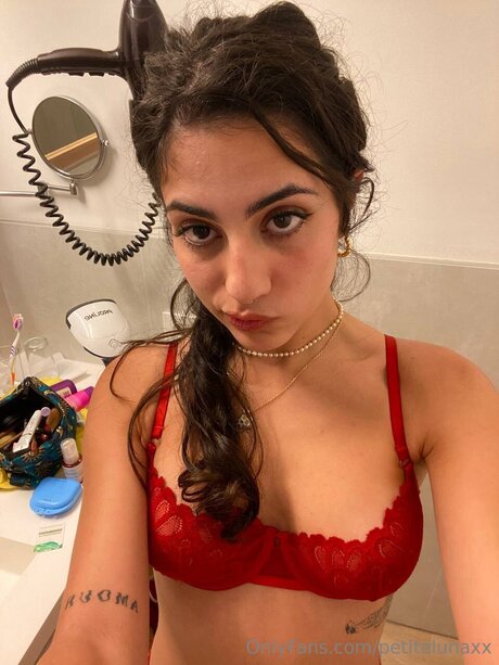 Petitelunaxx model free image