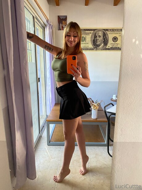 Lucicuttte pornstar naked photo