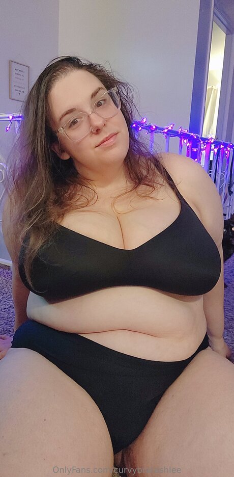 Curvybratashlee hot model photo