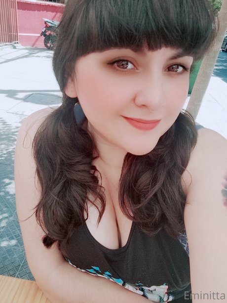 Eminitta model hot galleries