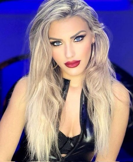 Mistress Iside model erotic image