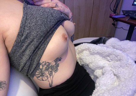 Ashleymarieeg pornstar erotic photos