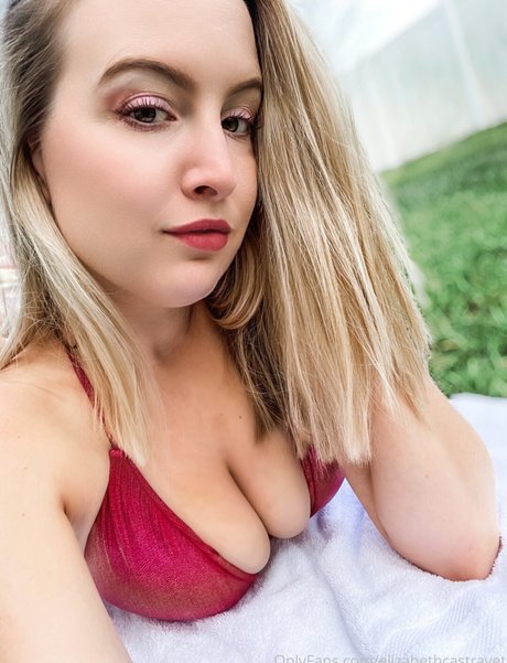 Elizabeth Castravet hot model pic