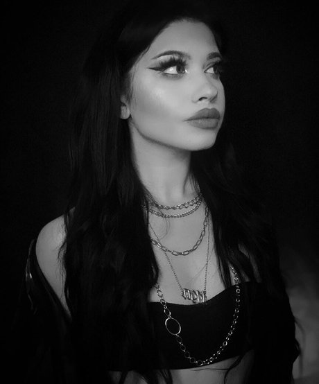 Kaleshell model pornographic photo