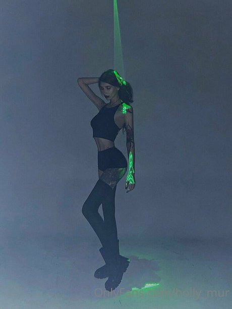 Holly Mur star exclusive pics