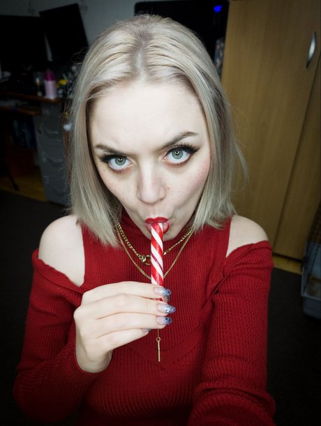 Velvet night model art img