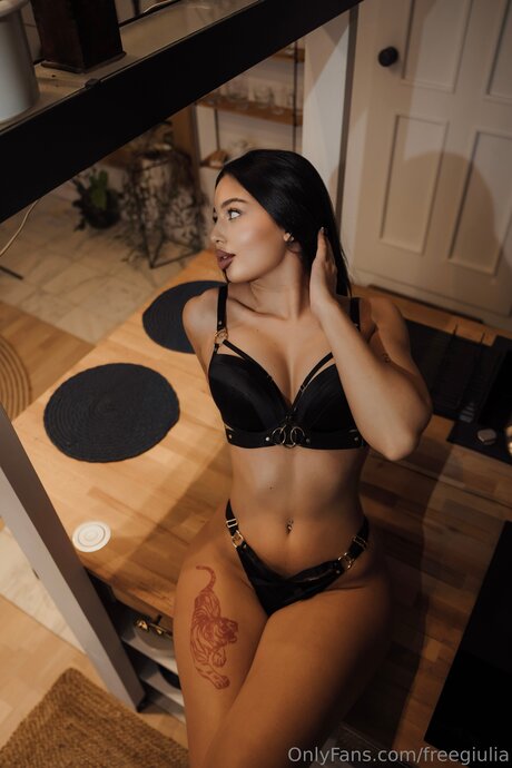 Freegiulia naked pornstar photos