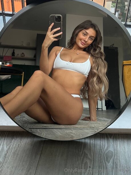 Niamhperryy erotic model images