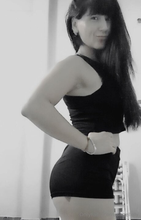 Angelloly naked actress pic