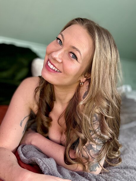 Autumnmoonxx adult model photo