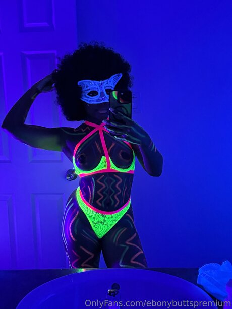 Ebonybuttspremium nude model image