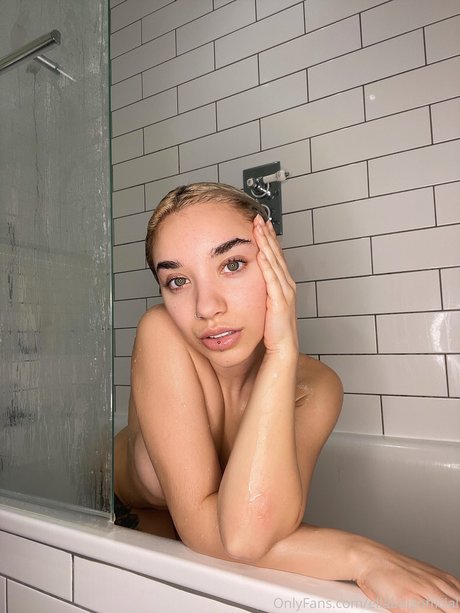 Ella Baig porn model picture