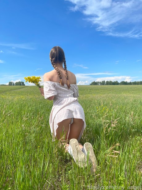 Tinyangelx_ hot model img