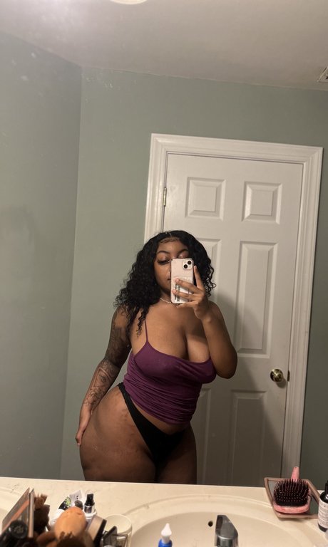 Lay Hollywood model nudes image