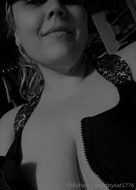 Kittykat1776 erotic star img