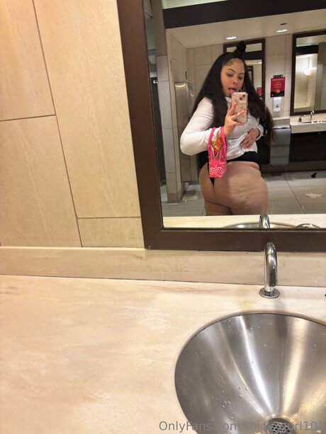 Thick Gurl101 sexy pornstar photo