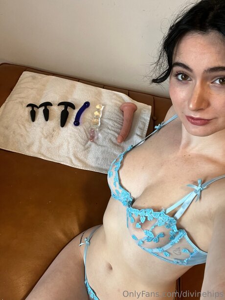 Divinehips art model pic