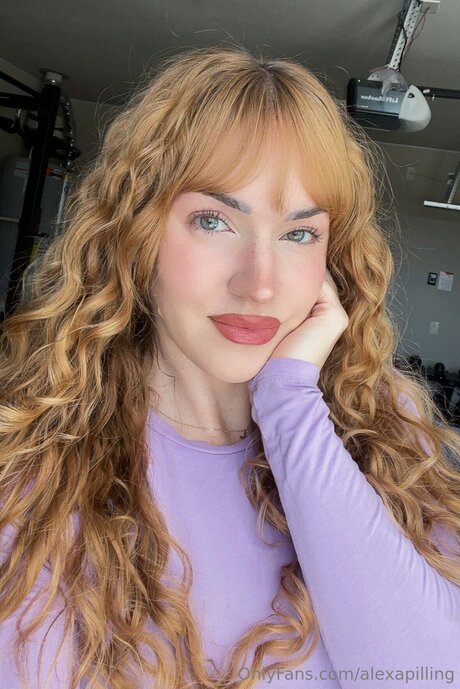 Alexapilling model beautiful pic
