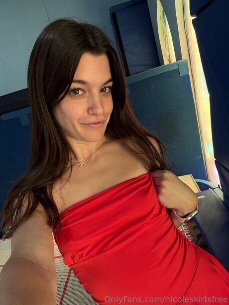 Nicoleskirtsfree model top pic