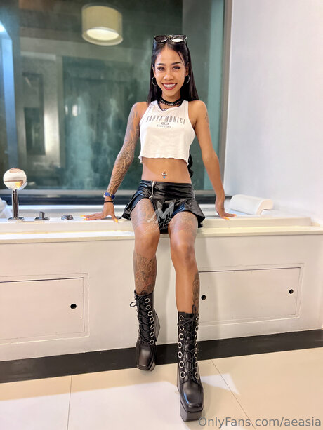 Aeasia naked star image