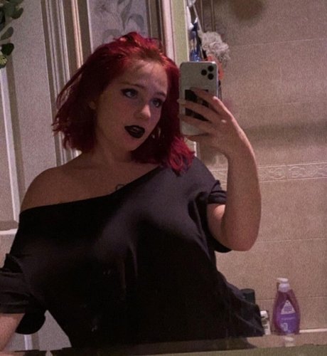 Gothicbratgf_ model pornographic pic