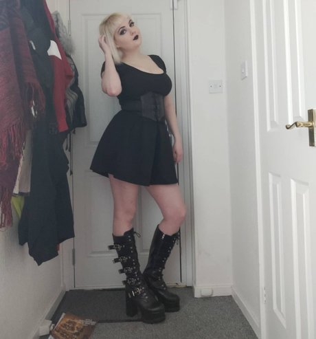 DinosaurQueen model adult archive