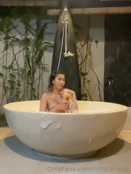 _Mizzlamour model nude picture