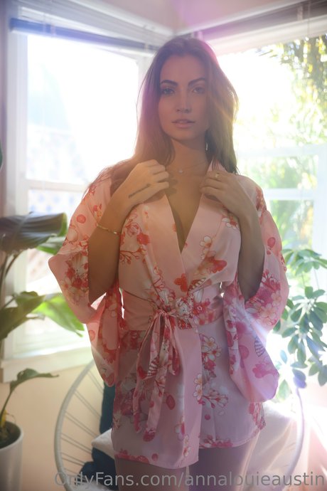 Anna Louise sexy model photo