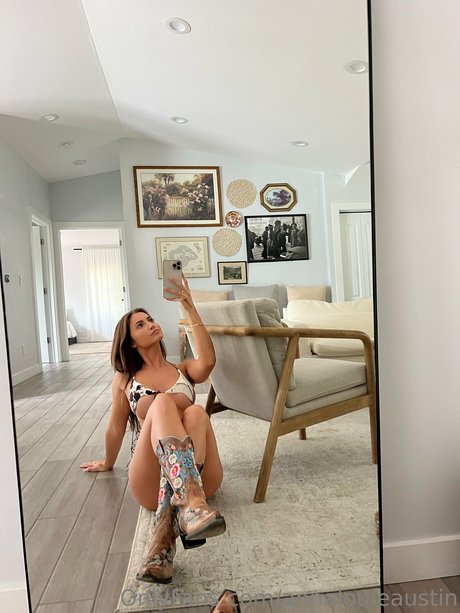 Anna Louise hot actress img