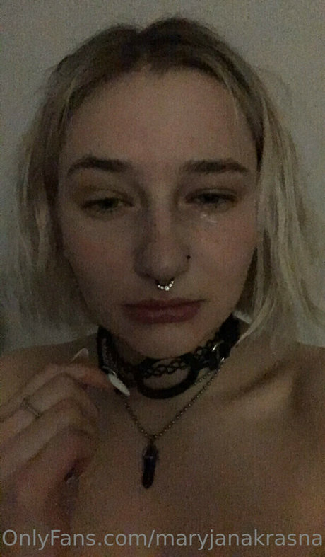 Maryjanakrasnapanna hot star img