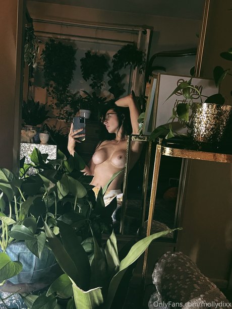 Molly Dixx sexy actress gallery