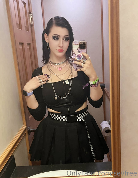 Seviria Cosplay_ naked model image