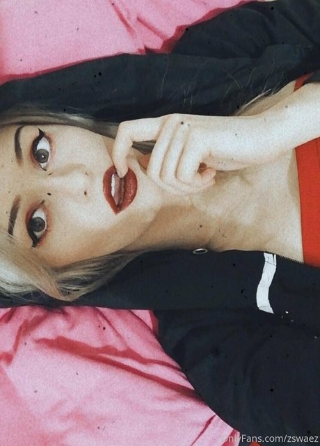 zswaez model free picture