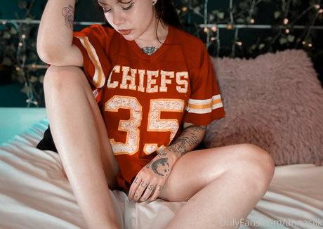 annasilk model top pic