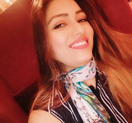 Zoya Rathore pretty star images