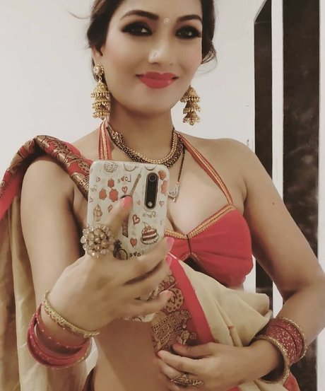 Zoya Rathore model top images