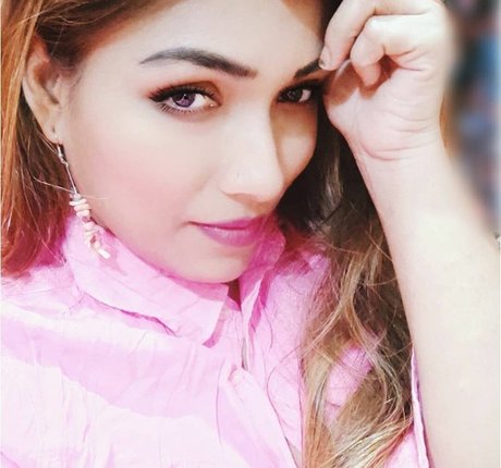 Zoya Rathore art star pic