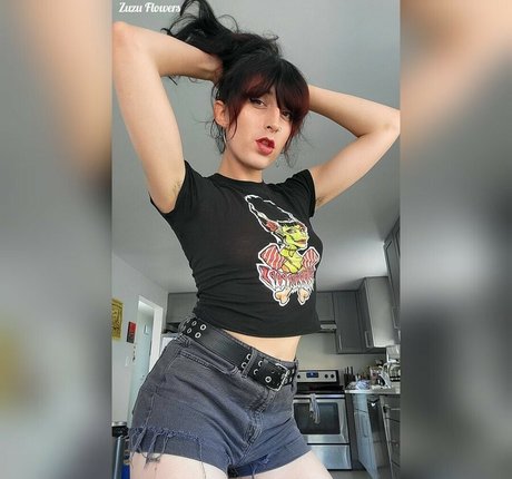 ZuzuFlowers model adult pics
