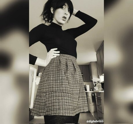 ZuzuFlowers nudes model photos