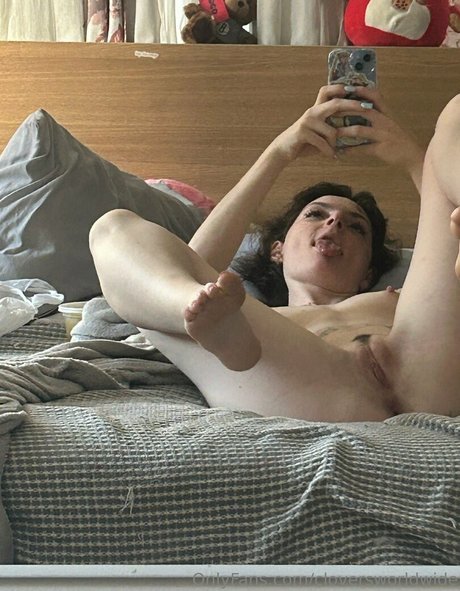 Cloversworldwide model nude images