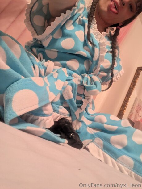 Nyxi Leon sexy star photo