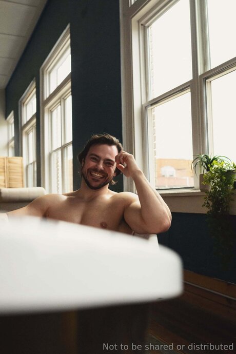 U391344714 erotic model picture