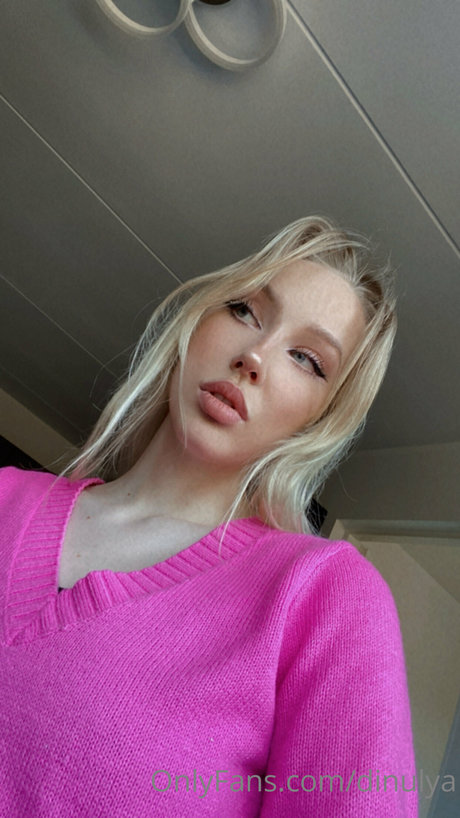 Dinulya hot actress photo