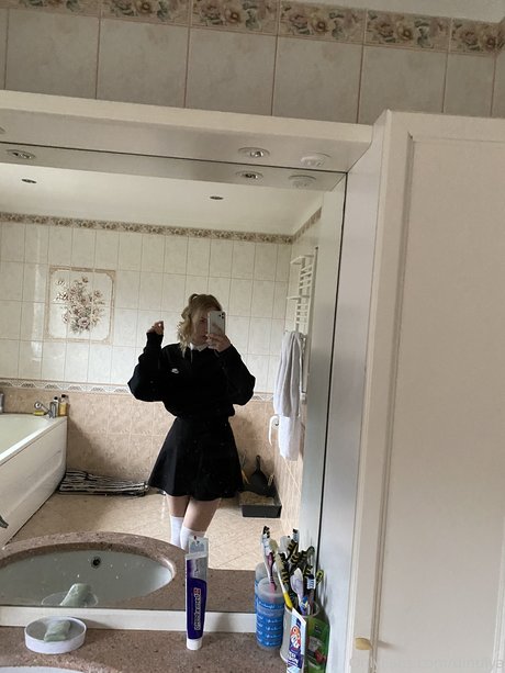 Dinulya sexy model pic